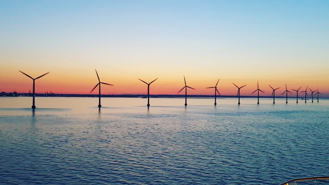 A,Lot,Of,Wind,Turbine,In,The,Middle,Of,Sea